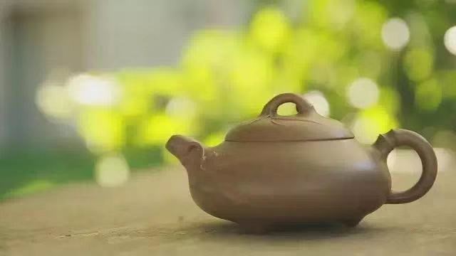 無由持一碗，寄與愛茶人